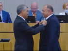 В Госдуме кубанского депутата Демченко наградили почетным знаком за прогулы и молчание