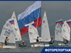 Огромный флаг России подняли на яхте в Цемесской бухте Новороссийска