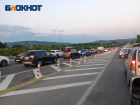 Многокилометровые пробки в обе стороны парализовали движение на М-4 «Дон» на Кубани