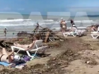 Туристы в Краснодарском крае игнорируют запреты и купаются в море среди мусора