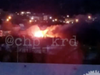 На Кубани сняли на видео пылающий вовсю частный дом