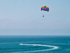 В Туапсинском районе отдыхающий упал с парашюта в море