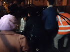 В Краснодаре пассажиры трамвая подняли на руках припаркованную иномарку, которая мешала проезду: видео