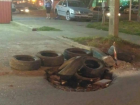  На улице Российской в Краснодаре огромную дорожную яму заделали покрышками 