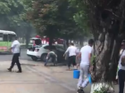 В центре Краснодара люди с ведрами тушили загоревшуюся иномарку 