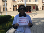 Оставшаяся без жилья женщина вышла голодать к зданию администрации Краснодарского края
