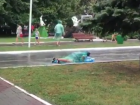  Во время дождя в Геленджике парень поплавал на матрасе прямо на улице 