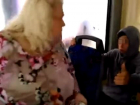 В Краснодаре «неадекватная» женщина напала на подростков и угрожала пассажирам автобуса