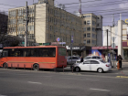 В центре Краснодара девушка за рулем иномарки устроила ДТП у остановки, не пропустив маршрутку