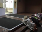  Абитуриенты заночевали на ступеньках одного из краснодарских вузов 