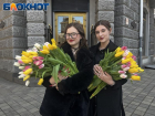 Женщин в центре Краснодара одарили предпраздничными тюльпанами