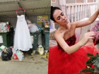 Журналистка из Краснодара выбросила свадебное платье на помойку из-за мужа-абьюзера