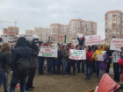 Жители Краснодара вышли на митинг отстаивать парк и школу
