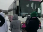  Мужчины в День защитника Отечества толкали в Крыму автобус из Краснодара, застрявший в снегу 