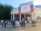 На обещанный запрещенный властями концерт "Ночных снайперов" в Краснодаре стоят в очереди сотни человек