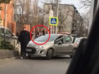 В Краснодаре дорожный конфликт с женской дракой попал на видео