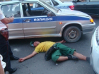 В Новороссийске пьяный дебошир лег под колеса «Рендж Ровер», отказываясь его пропускать
