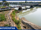 Льются канализационные стоки, всюду вонь и мусор: в Краснодаре рекордно обмелела река Кубань