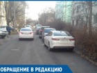  Припаркованные несмотря на знак машины парализовали движение улицы в Краснодаре 