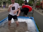 Блогеры Краснодара прокатились по городу в бассейне на "Газели"