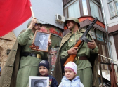 После шествия - армейское фото на память.