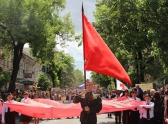 Во главе колонны- Знамя Победы.