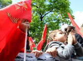 Дети с восторгом наблюдали за происходящим.
