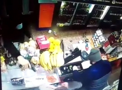 Преступники в медицинских масках ограбили магазин в Краснодаре