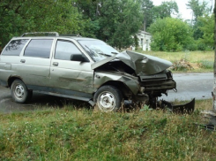 На Кубани пьяный водитель на легковушке протаранил дерево 