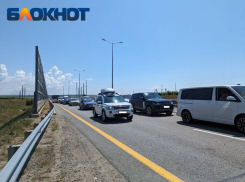 Подъезды к Крымскому мосту погрязли в пробках после нового запрета