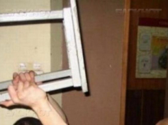 Житель Ейска ради спиртного забил до смерти пенсионерку табуретом