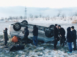 На Кубани перевернулся автобус с 10 волонтерами