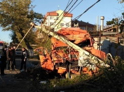 Мусоровоз снес столб электропередач в Новороссийске 