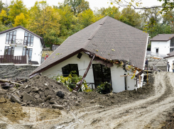 Страшный оползень продолжил разрушать дома в Сочи