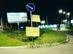 Жители Краснодара устроили выставку грязной воды прямо на улице 