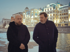 Премьеру документального сериала Сергея Минаева о России 2000-х покажут Wink и more.tv