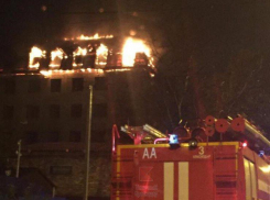 В Краснодаре горит кровля 5-этажного дома