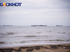 Машин всё больше: Керченская паромная переправа остается закрытой из-за шторма