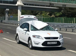 Видео: Мужчина рухнул на проезжавшую под ним машину в Геленджике