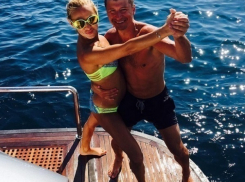 Перед свадьбой Татьяна Навка отдохнула на яхте с мужчинами 