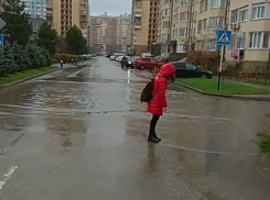  «Дети должны плавать», - Единственную дорогу в краснодарскую школу затопило после дождя 