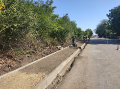 На улице 3-й Трудовой в Краснодаре приступили к строительству тротуара 