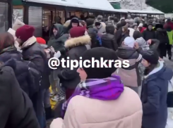 Сотни туристов в выходные устроили столпотворение в Гуамском ущелье