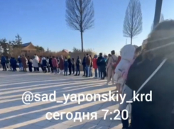 «На сегодня кодов нет»: краснодарцы выстроились в гигантскую очередь у входа в Японский сад