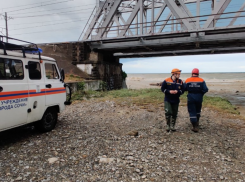 В Сочи продолжают искать туристов, унесенных на автомобилях в море