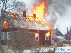 В Лабинске из-за перекала печи сгорел дом