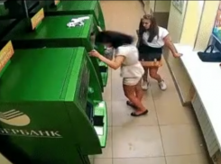 Видео с сочинкой, избившей банкомат головой, стало вирусным