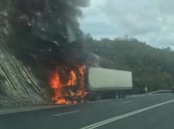 На выезде из Новороссийска загорелась фура