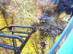 Упавшего в горах Сочи туриста спас вертолет 