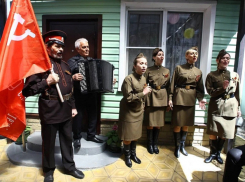 В Краснодаре ветеранов поздравляют с Днём Победы концертами у дома